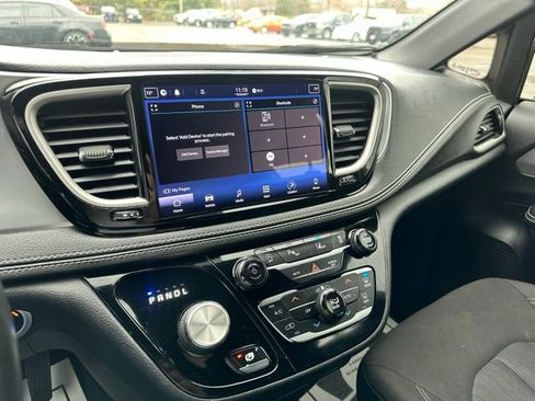 Used 2021 Chrysler Pacifica Touring w/ S Appearance Package FWD image 16