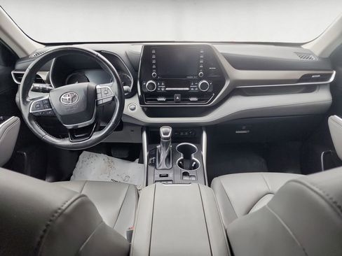 Used 2021 Toyota Highlander XLE AWD/4WD image 11