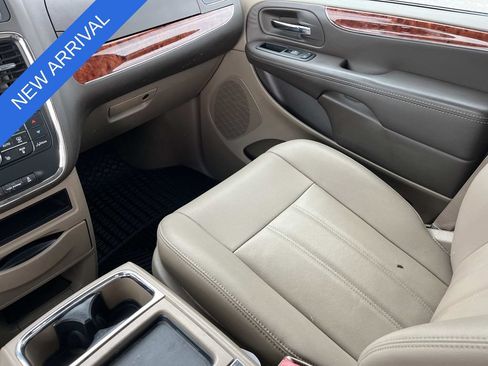Used 2016 Chrysler Town & Country Touring w/ Driver Convenience Group FWD image 13