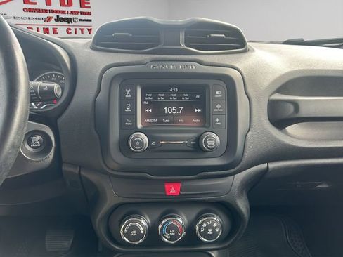 Used 2017 Jeep Renegade Latitude AWD/4WD image 18