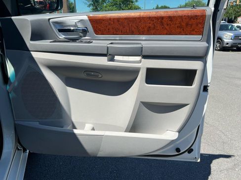 Used 2009 Chrysler Town & Country Touring FWD image 20