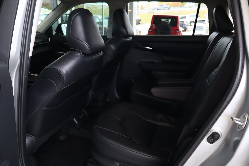 Used 2020 Toyota Highlander XLE AWD/4WD image 31