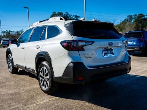 Certified 2025 Subaru Outback Premium image 4