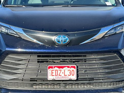 Used 2025 Toyota Sienna XLE FWD image 15