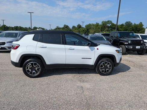 Used 2025 Jeep Compass Trailhawk AWD/4WD image 6