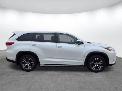 Used 2017 Toyota Highlander LE image 3