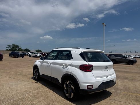 Used 2025 Hyundai Venue SEL FWD image 13