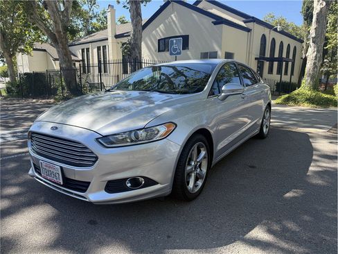 Used 2013 Ford Fusion SE FWD image 3
