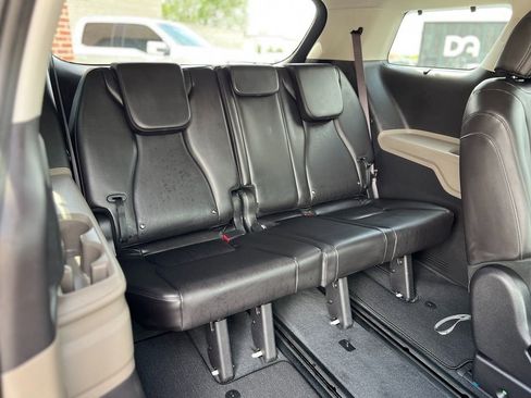 Used 2025 Kia Carnival EX FWD image 35