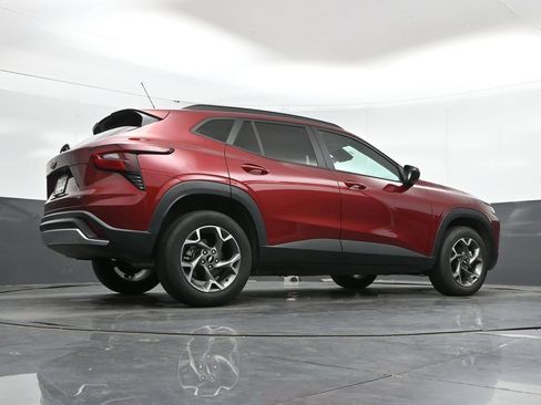 Used 2025 Chevrolet Trax LT FWD image 40