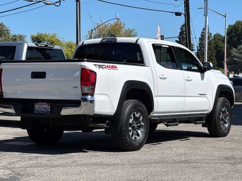 Certified 2017 Toyota Tacoma TRD Off-Road AWD/4WD image 3