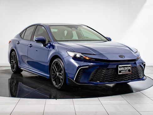 Used 2025 Toyota Camry SE image 12