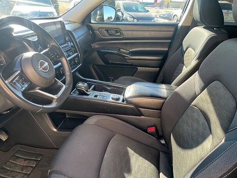 Used 2024 Nissan Pathfinder SV image 12