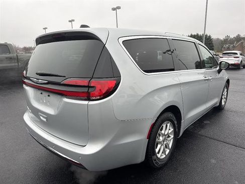 Used 2024 Chrysler Pacifica Touring-L image 7