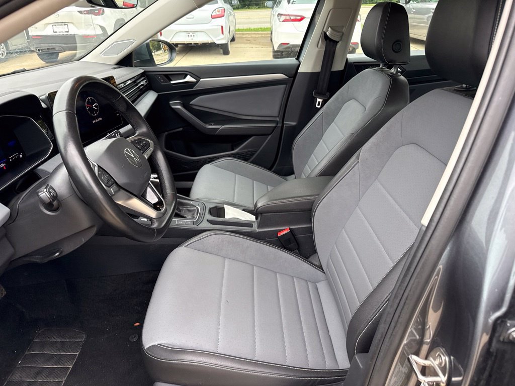 Used 2025 Volkswagen Jetta SE FWD image 12