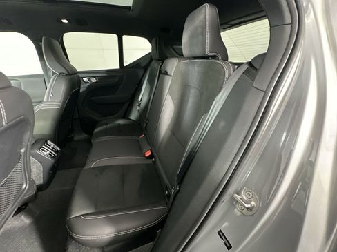 Used 2024 Volvo XC40 B5 Plus image 27