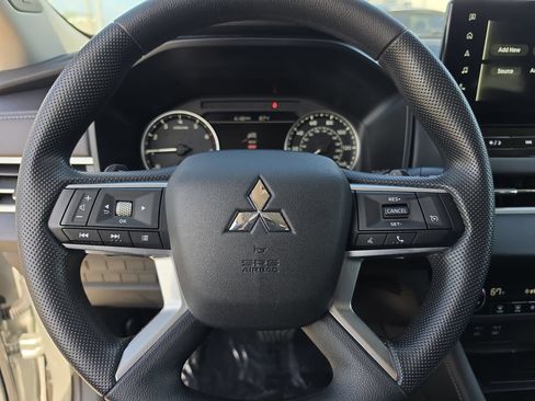 Used 2025 Mitsubishi Outlander ES FWD image 18