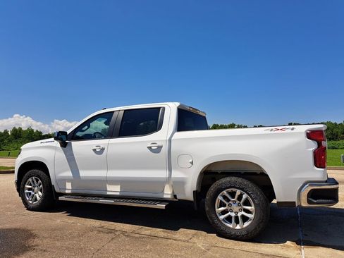 Used 2022 Chevrolet Silverado 1500 LT AWD/4WD image 7