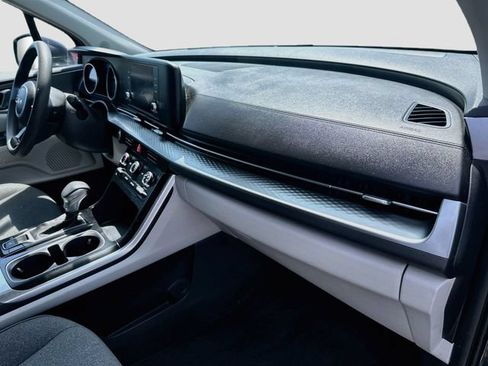 Used 2022 Kia Carnival LX FWD image 30