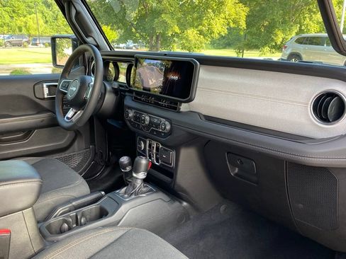 Used 2025 Jeep Wrangler Unlimited Sahara AWD/4WD image 27