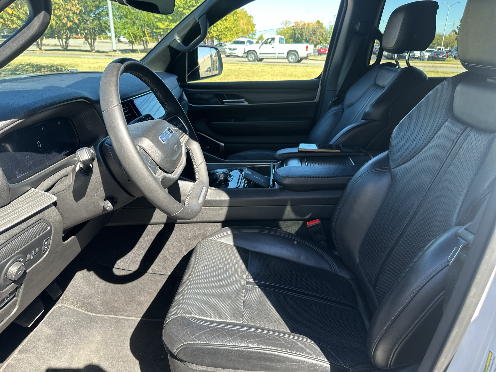 Used 2024 Jeep Wagoneer Series II w/ Flexible Seating Group RWD image 19