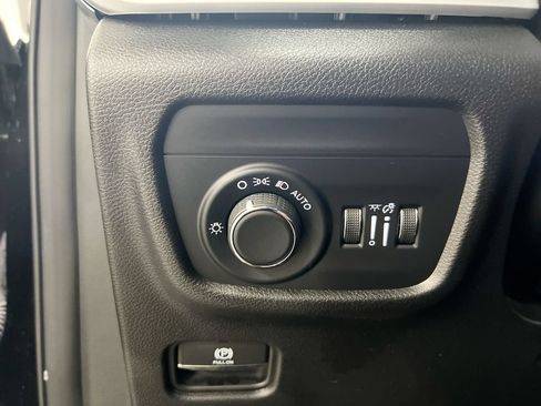 Used 2025 Jeep Grand Cherokee Altitude AWD/4WD image 18