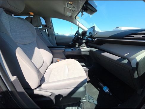 Used 2024 Toyota Sienna LE image 8