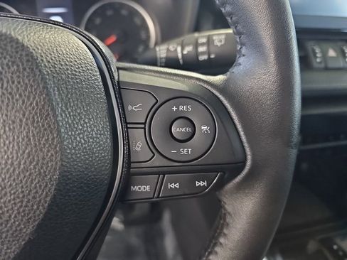 Used 2021 Toyota RAV4 XLE Premium image 19