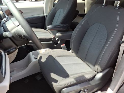 Used 2023 Chrysler Voyager LX FWD image 18