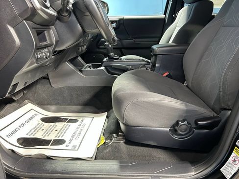 Used 2017 Toyota Tacoma TRD Off-Road AWD/4WD image 16
