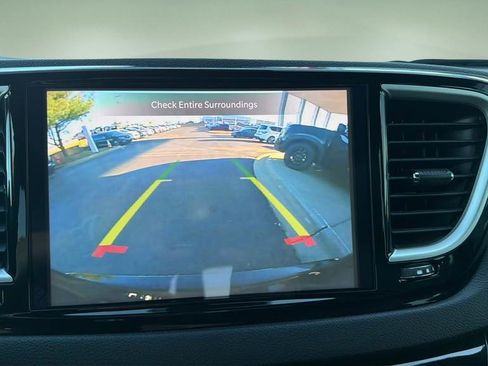 Used 2025 Chrysler Pacifica Select image 27