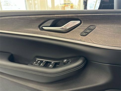 New 2025 Jeep Grand Cherokee Limited image 9