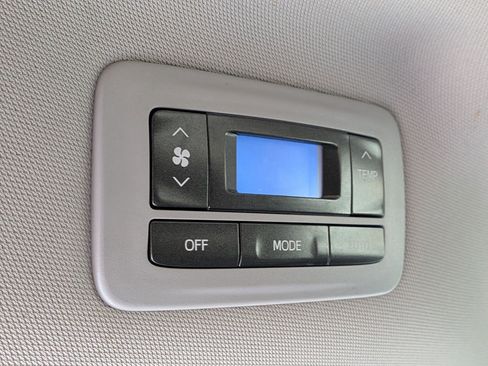 Used 2017 Toyota Sienna SE image 27