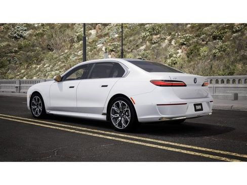 Used 2025 BMW i7 eDrive50 w/ Premium Package image 3