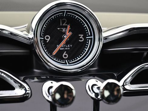 Used 2022 Bentley Bentayga AWD/4WD image 32
