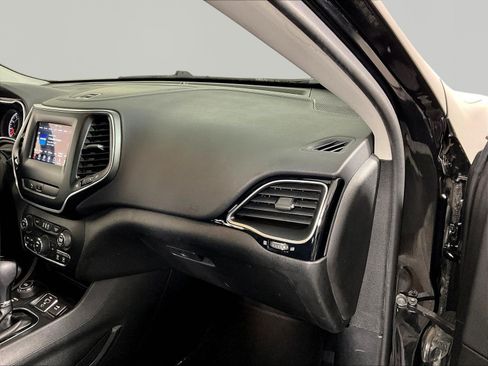 Used 2019 Jeep Cherokee Latitude Plus AWD/4WD image 26