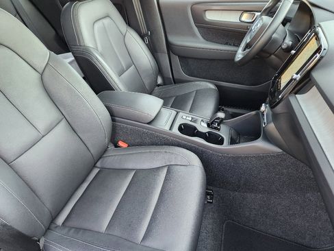 Used 2025 Volvo XC40 B5 Core image 14