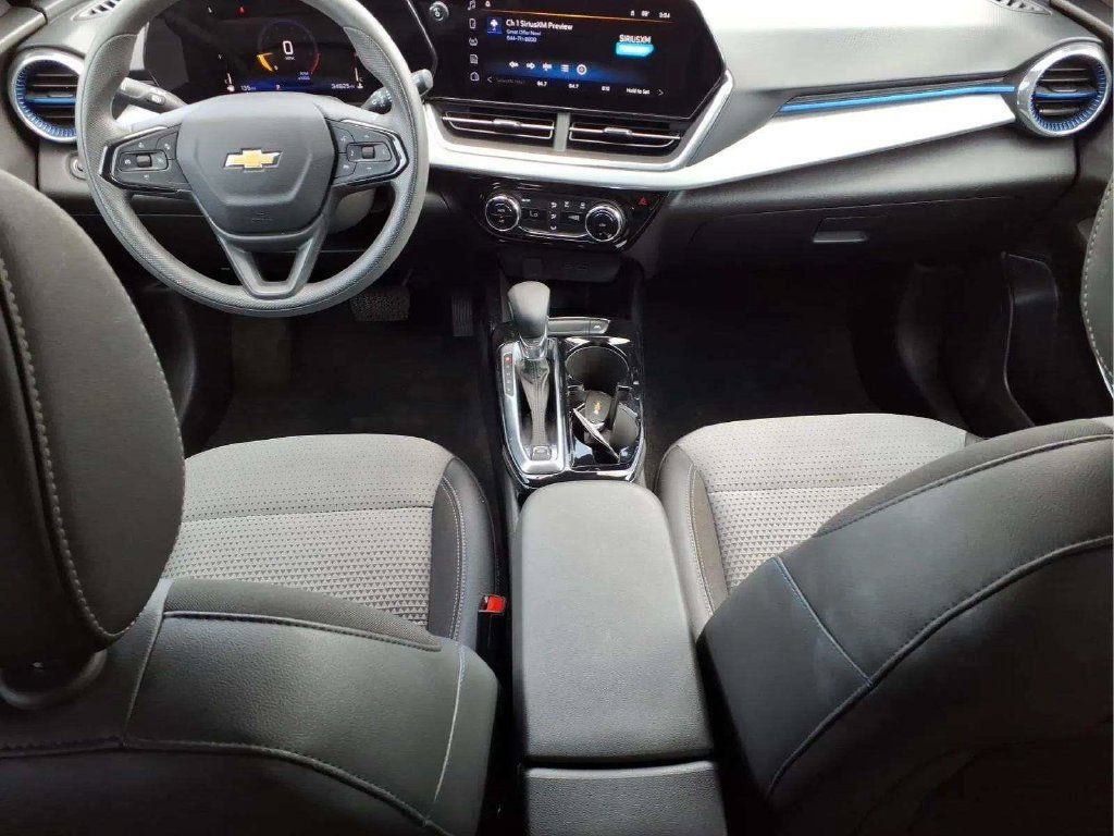 Used 2025 Chevrolet Trax LT FWD image 11