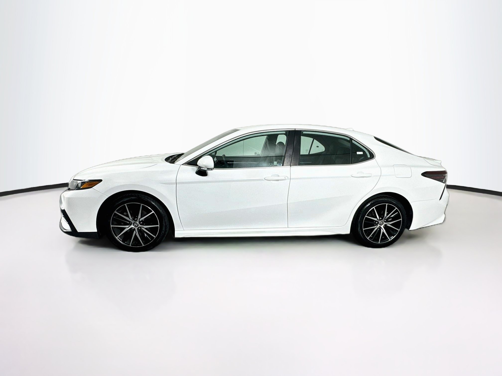 Used 2022 Toyota Camry SE FWD image 4