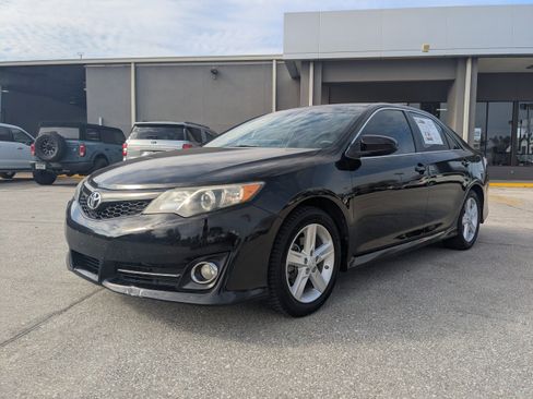 Used 2014 Toyota Camry L image 8