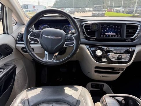 Used 2020 Chrysler Pacifica Touring-L FWD image 6