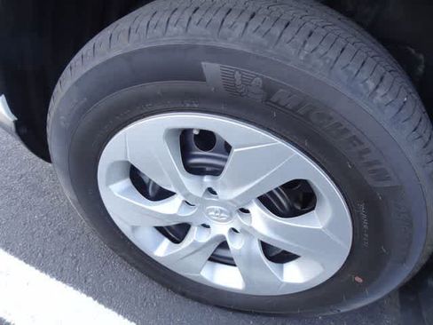 Used 2022 Toyota RAV4 LE AWD/4WD image 13