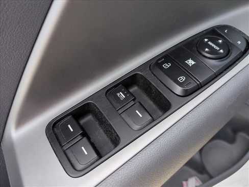 Used 2017 Kia Niro LX FWD image 9