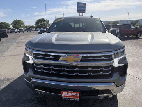 Used 2023 Chevrolet Silverado 1500 LTZ AWD/4WD image 2