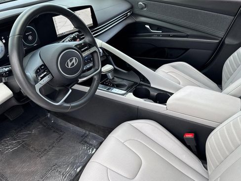 Used 2025 Hyundai Elantra Limited FWD image 4