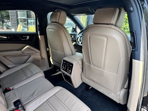 Used 2021 Porsche Cayenne Coupe image 32