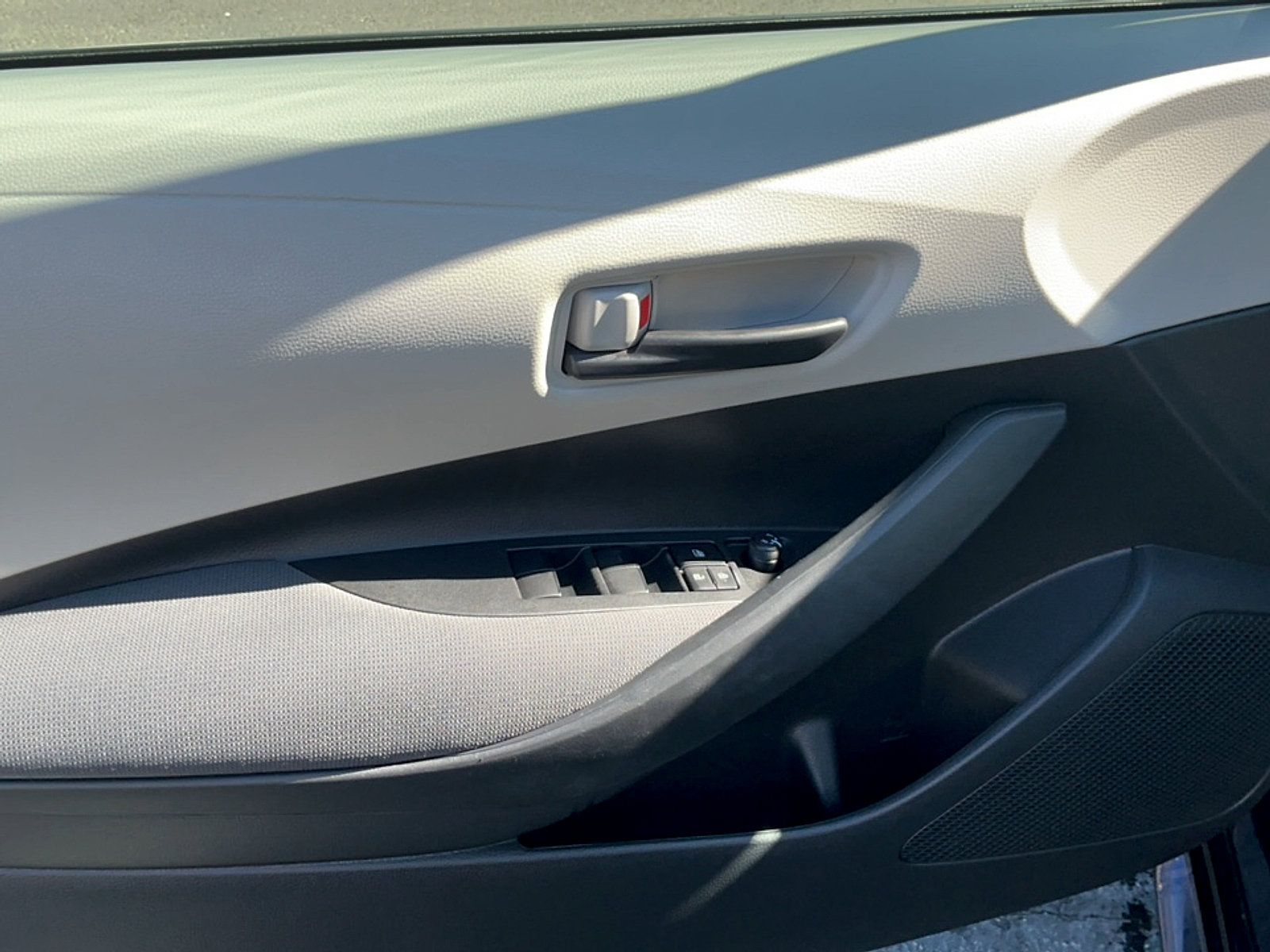 Used 2022 Toyota Corolla LE FWD image 11