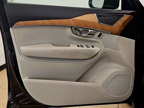 Used 2021 Volvo XC90 T6 Momentum image 12