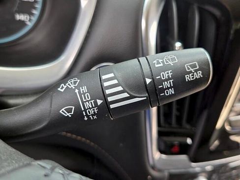 Used 2021 Chevrolet Traverse LT FWD image 27