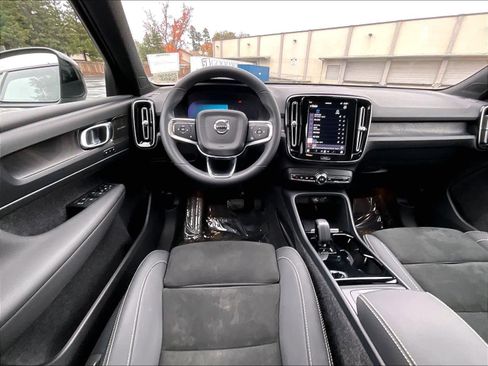 Used 2023 Volvo XC40 Recharge Ultimate image 8